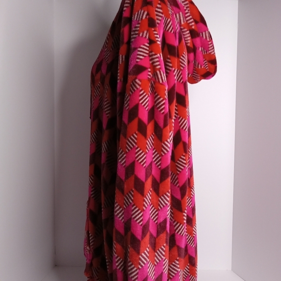 VERA BRADLEY HOODED FLEECE PULLOVER  PINK; RED; & PLUM GEOMETRIC PRINT SIZE XL - Picture 8 of 12
